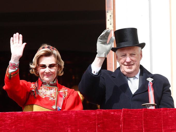 Kongen og Dronninga vinkar til barnetoget frå Slottsbalkongen. Foto: Terje Pedersen, NTB scanpix